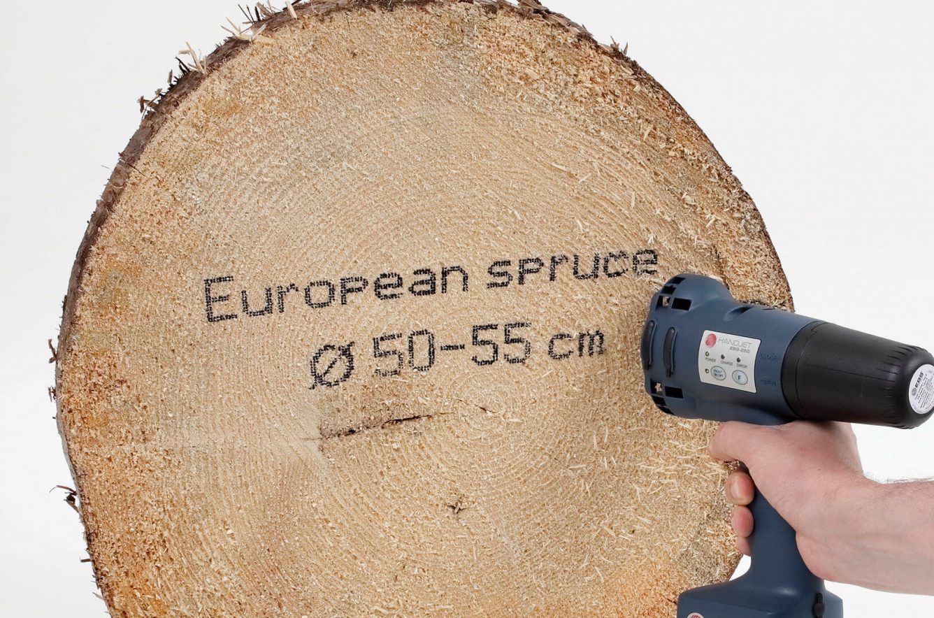 Nadruk na ciętym drewnie czarnym atramentem uniwersalnym (etanol); duże rolki dystansowe.