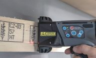 Znakowanie drewna i powierzchni drewnopodobnych. - EBS Ink-Jet Systems Poland Sp. z o.o. Znakowanie drewna i powierzchni drewnopodobnych. - znakowanie drewna HANDJET EBS 260 wydruk na drewnianej kostce dsc07655