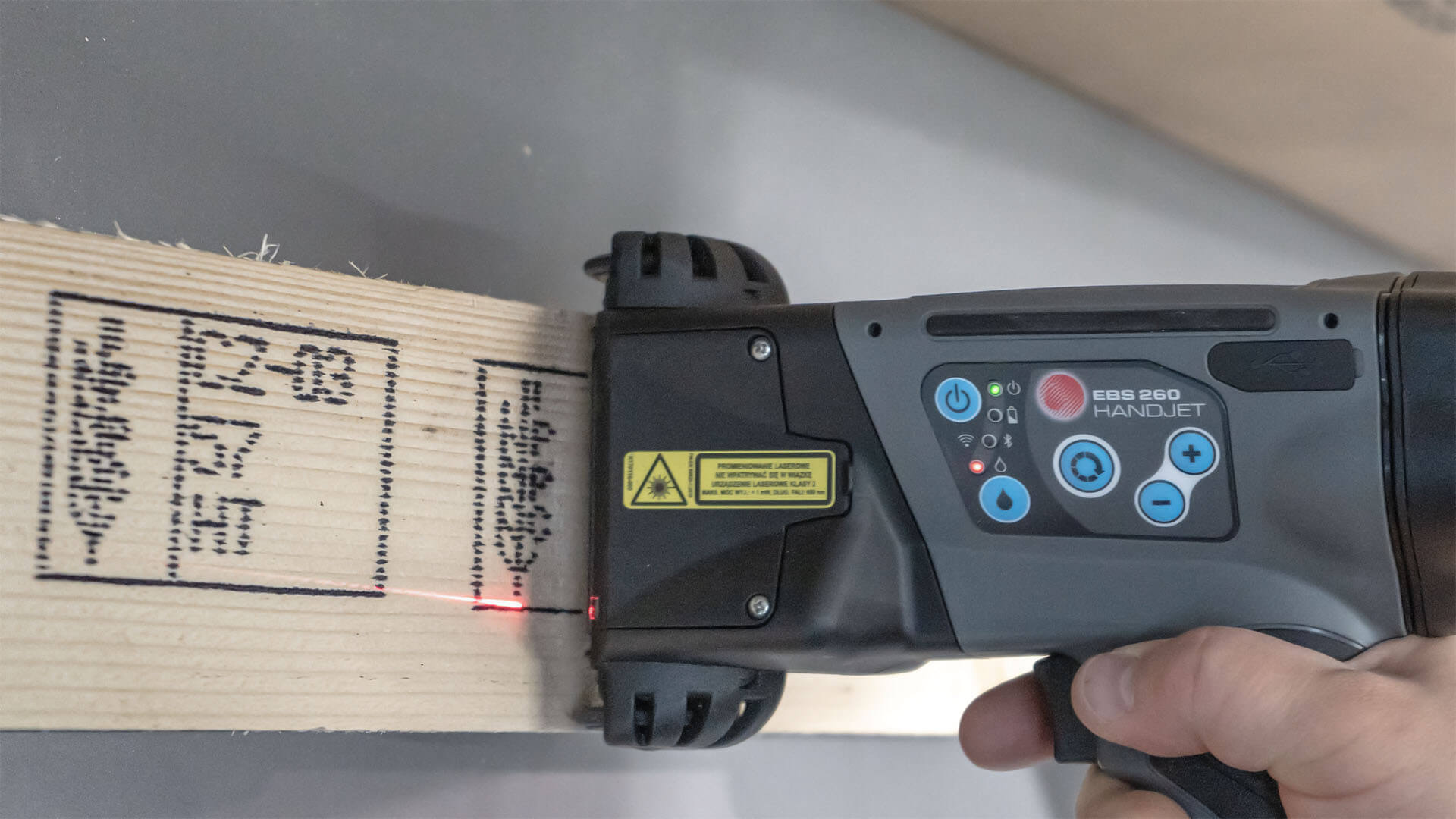 Znakowanie drewna i powierzchni drewnopodobnych. - EBS Ink-Jet Systems Poland Sp. z o.o. Znakowanie drewna i powierzchni drewnopodobnych. - znakowanie drewna HANDJET EBS 260 wydruk na drewnianej kostce dsc07655