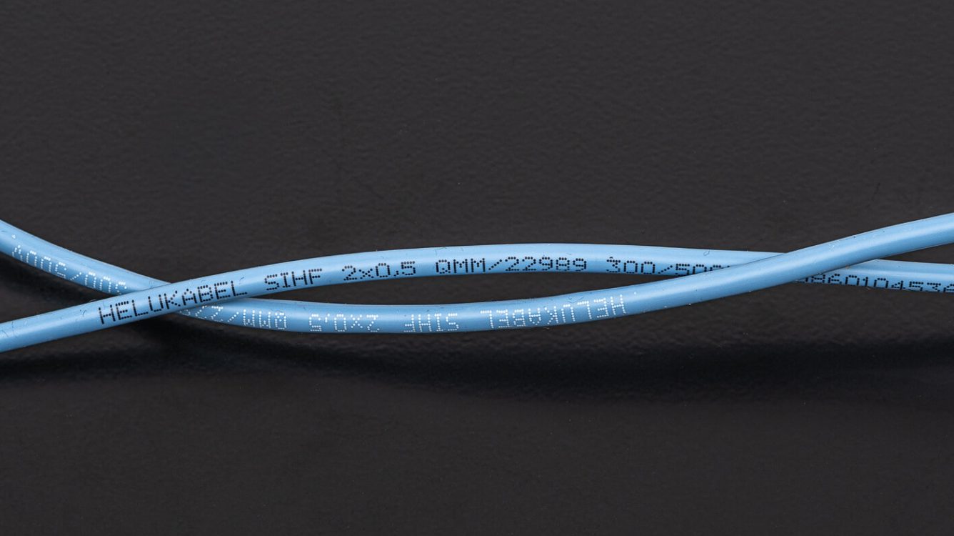 Przemysł kablowy - kabel niebieski biały i czarny wydruk EBS 6800P DSC00036 e1601028715195