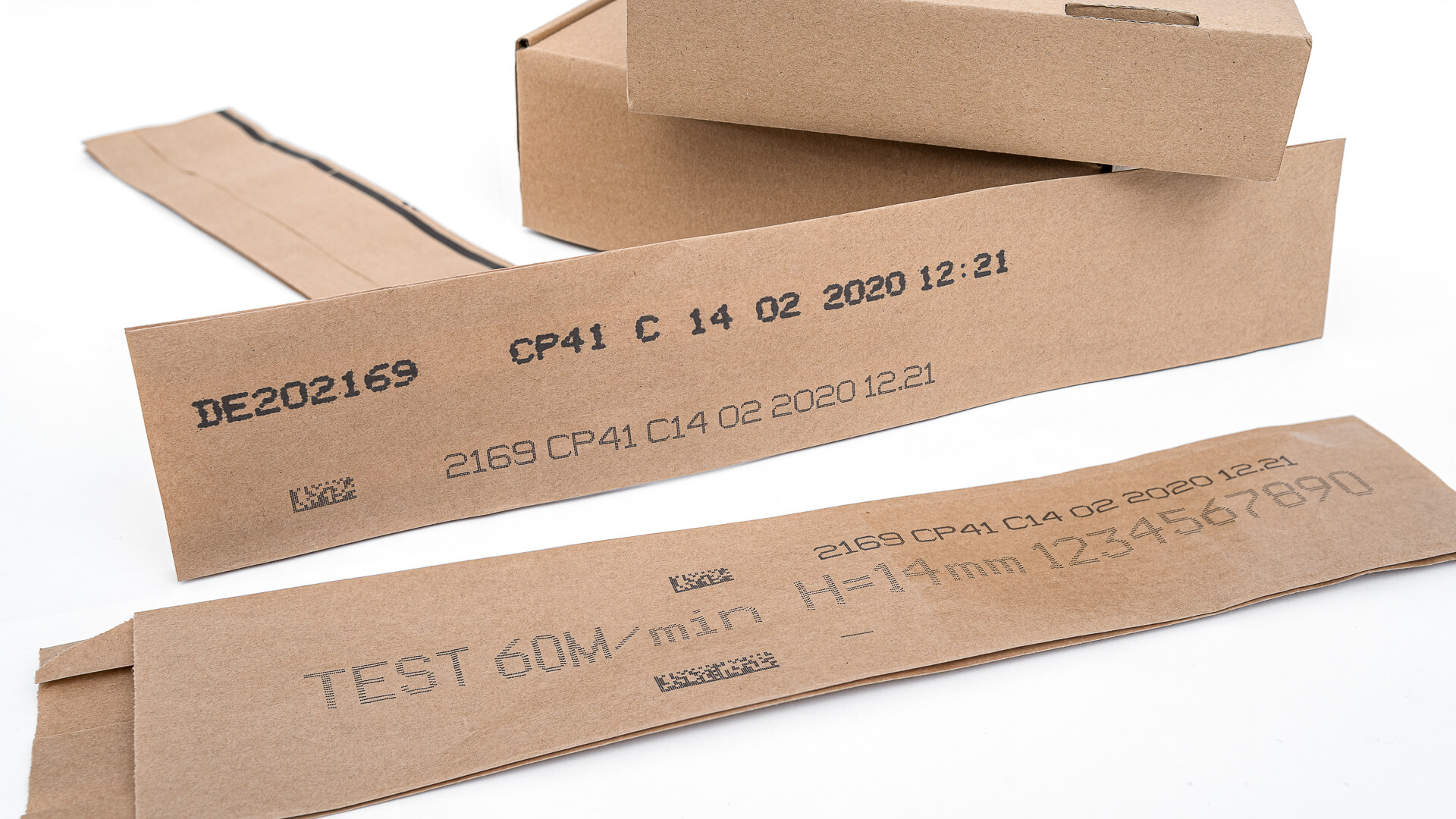 EBS-6600 - EBS Ink-Jet Systems Poland Sp. z o.o. EBS-6600 - EBS 6900 wydruk czarnym atramentem na kawalkach szarego papieru dsc00049