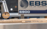 Znakowanie drewna i powierzchni drewnopodobnych. - znakowanie drewna EBS 6900 znakowanie listew drewnianych