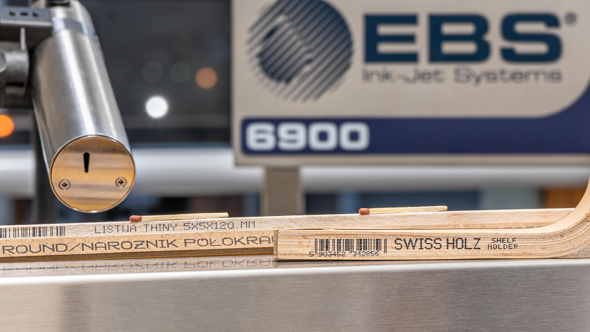 Znakowanie drewna i powierzchni drewnopodobnych. - EBS Ink-Jet Systems Poland Sp. z o.o. Znakowanie drewna i powierzchni drewnopodobnych. - znakowanie drewna EBS 6900 znakowanie listew drewnianych