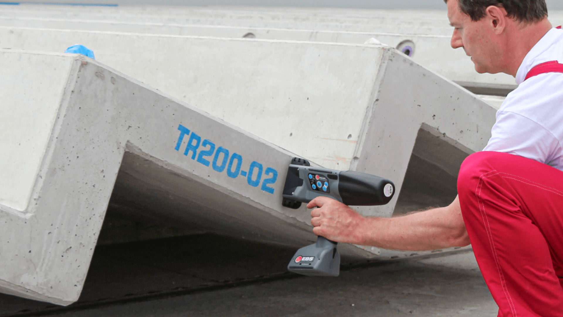 Znakowanie betonu i prefabrykatów betonowych - EBS Ink-Jet Systems Poland Sp. z o.o. Znakowanie betonu i prefabrykatów betonowych - Handjet EBS 260 znakowanie prefabrykatow betonowych 8