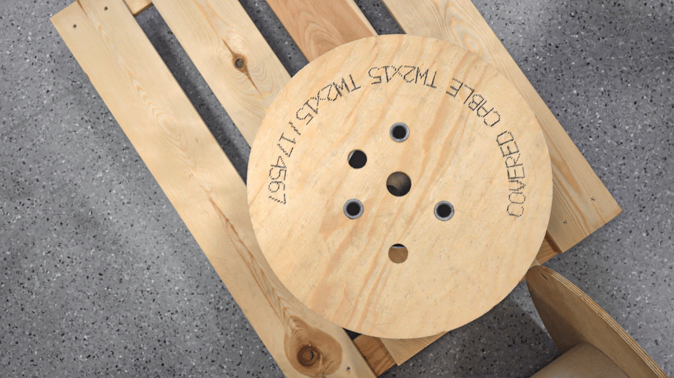 Znakowanie drewna i powierzchni drewnopodobnych. - znakowanie drewna Hanjdet EBS 260 wydruk na drewnianej szpuli do kabli