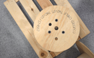 Znakowanie drewna i powierzchni drewnopodobnych. - znakowanie drewna Hanjdet EBS 260 wydruk na drewnianej szpuli do kabli