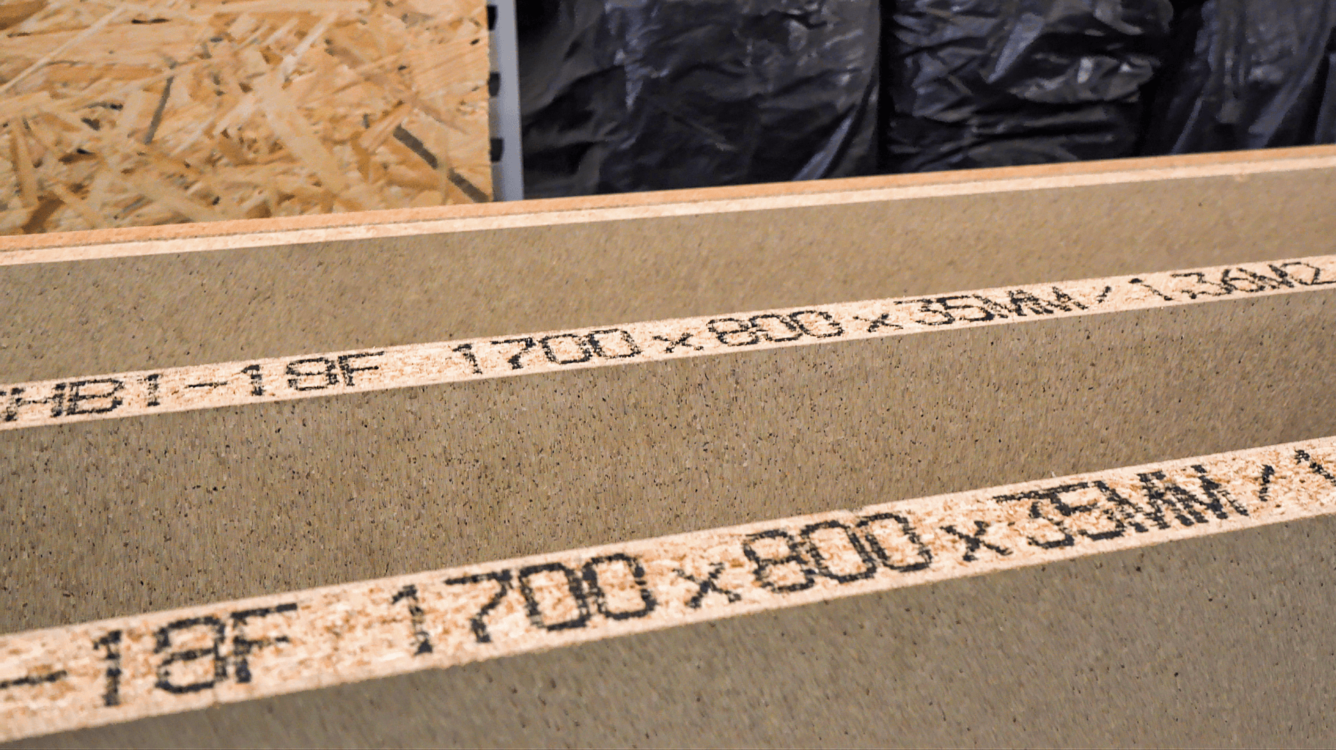 Znakowanie drewna i powierzchni drewnopodobnych. - znakowanie drewna Hanjdet EBS 260 wydruk wzdluz krawedzi plyty wiorowej