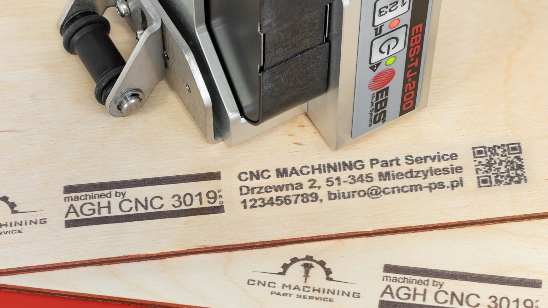 EBS-TJ-200 - EBS Ink-Jet Systems Poland Sp. z o.o. EBS-TJ-200 - Hi Res EBS TJ 200 wydruk na drewnianej sklejce 00011