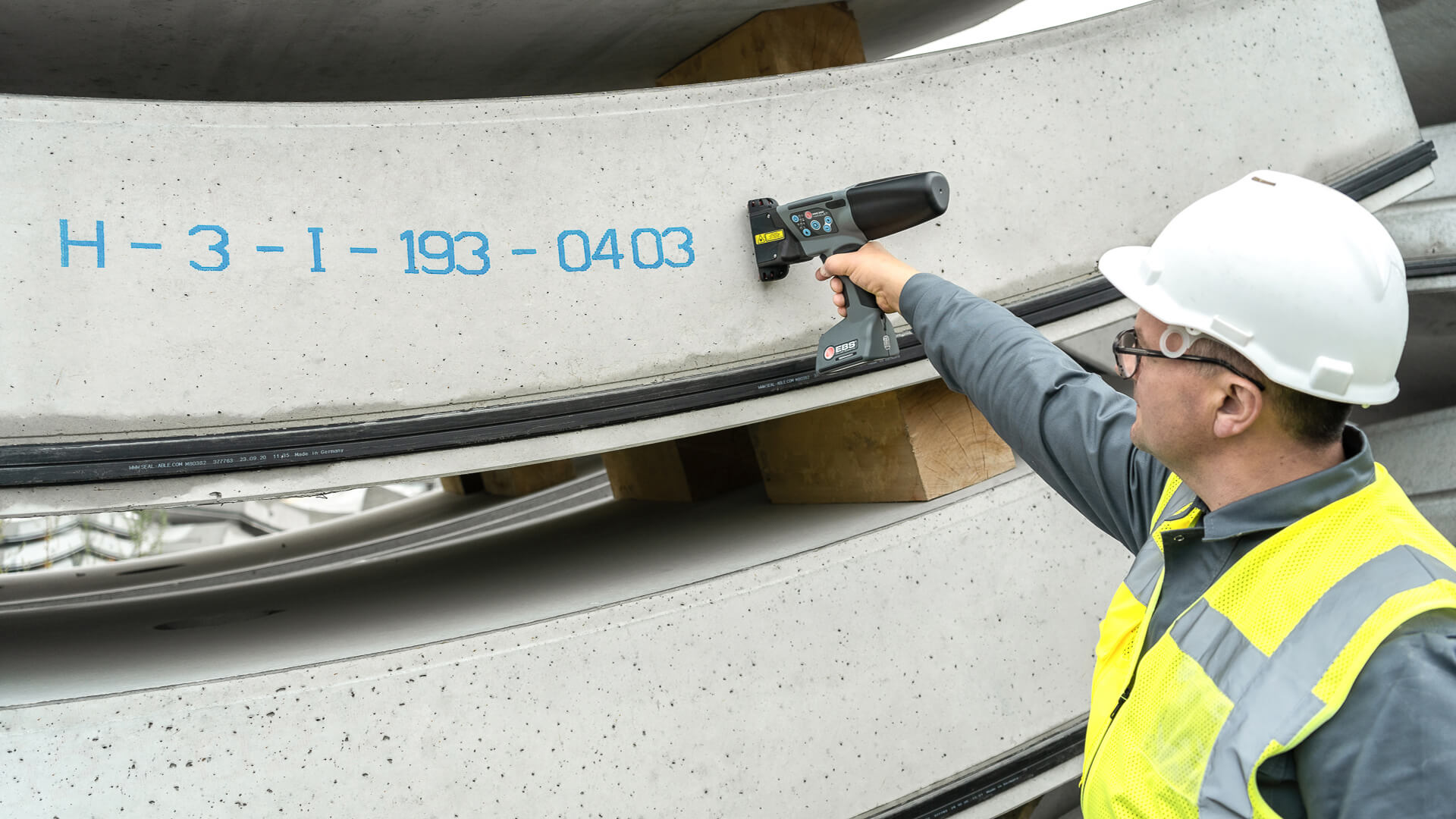 Mobilne znakowanie dużego prefabrykatu drukarką Handjet® EBS-260